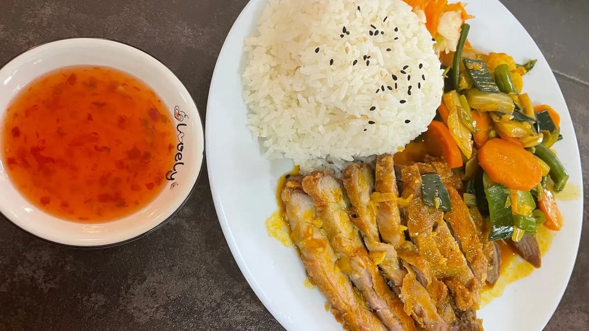 26. Ropogós kacsa rizzsel, salátával