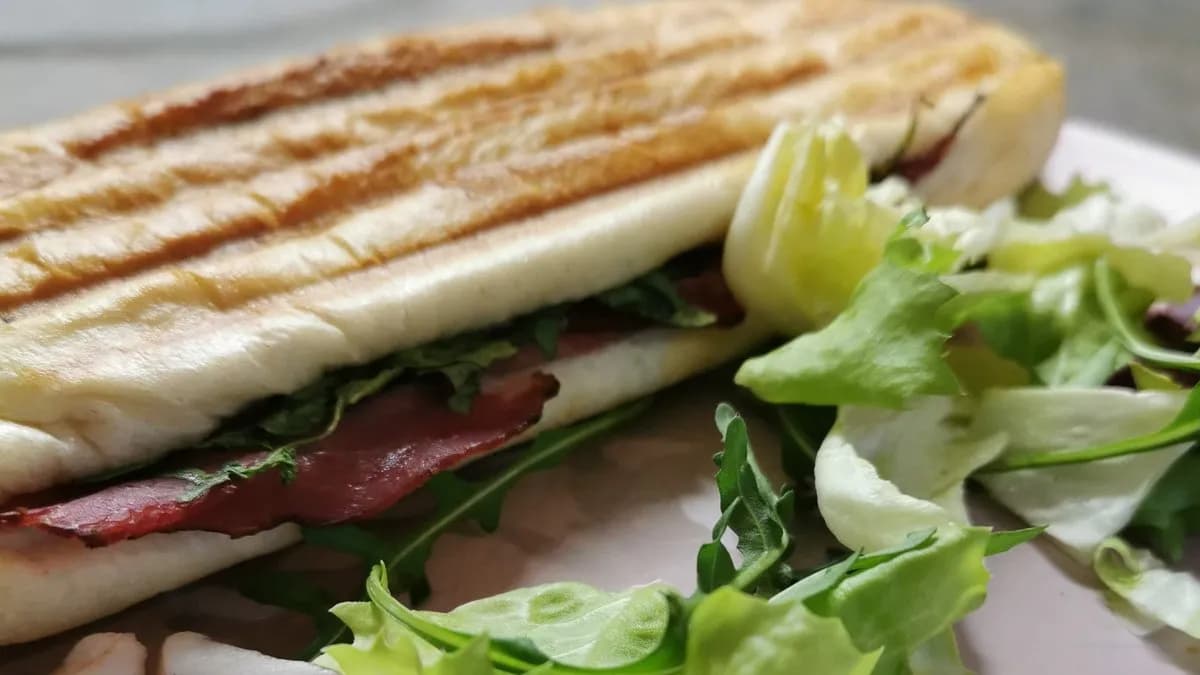 Mozzarellás vasalt szendvics házi bazsalikom pestóval (vega)