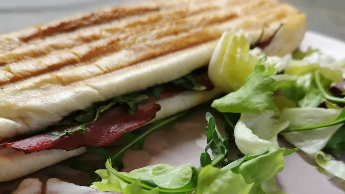 Kolbászos-gouda sajtos vasalt szendvics