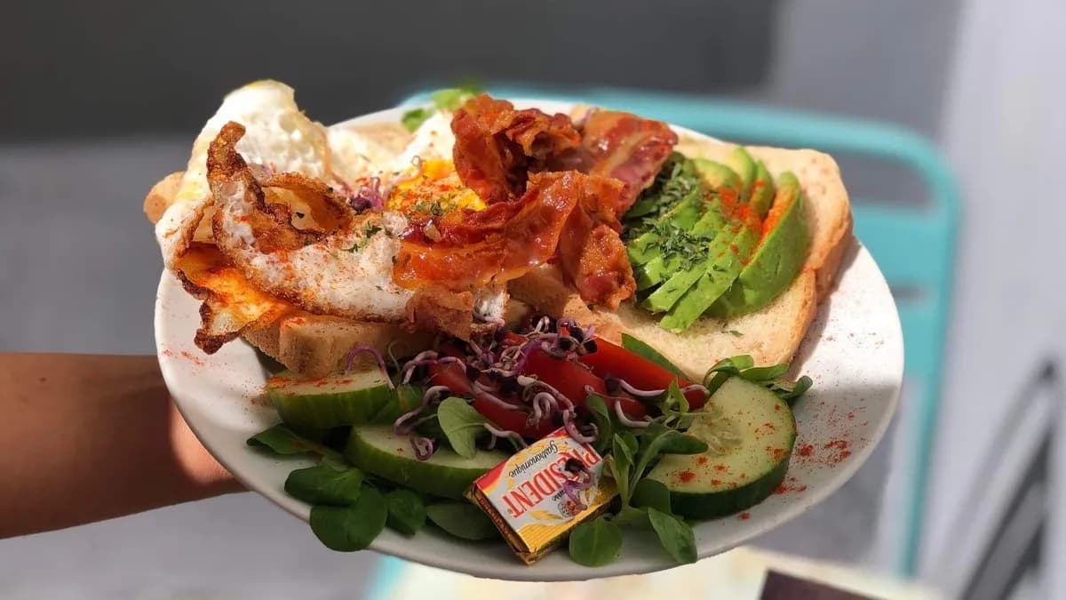 Avokádós-tojásos toast, vajjal