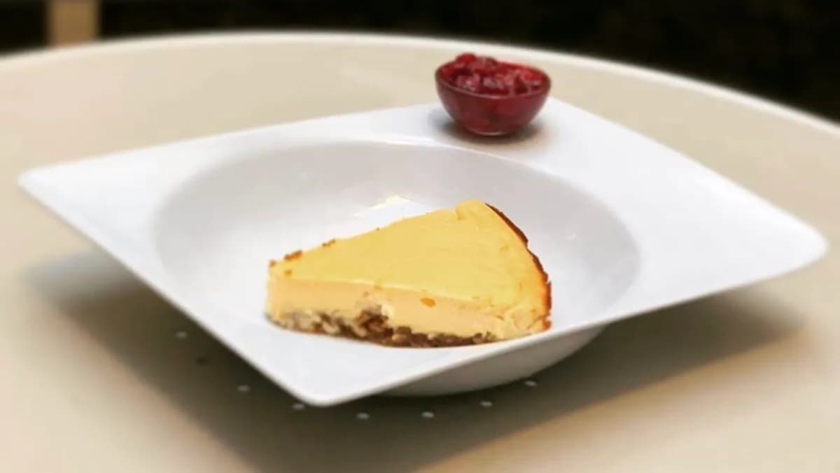 Sajttorta friss gyümölccsel