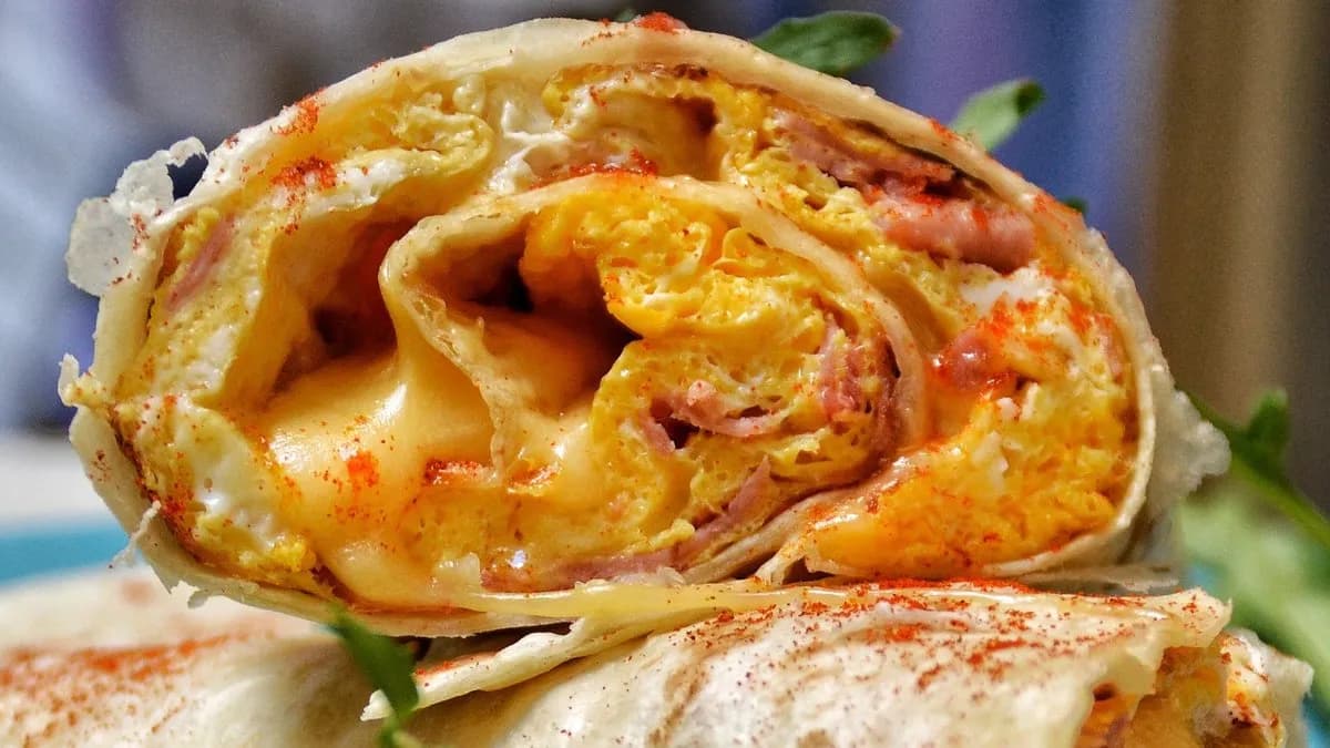 Napi krémleves friss pékáruval és egy tojásos sajtos-avokádós wrap tekercs