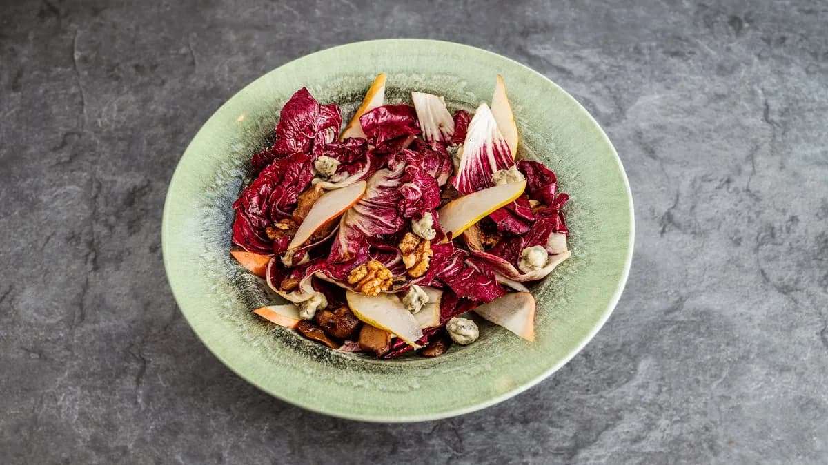 Gorgonzolás-erdei gomba saláta