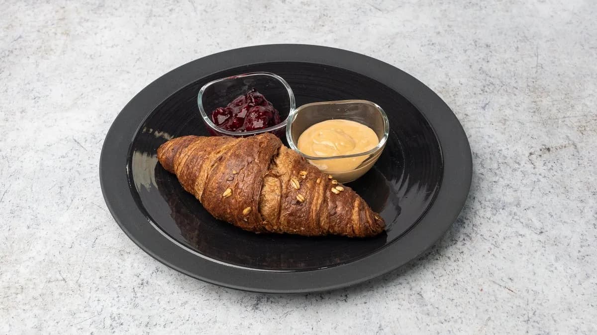 Croissant reggeli tál