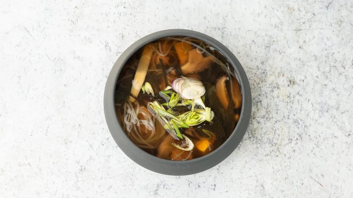 Tészta leves fermentált tofuval, zöldségekkel