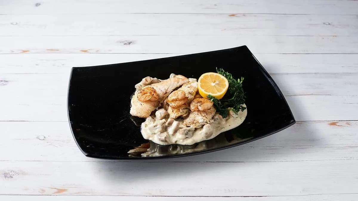 Fogasfilé roston, tejszínes-kapros-gombás rákraguval