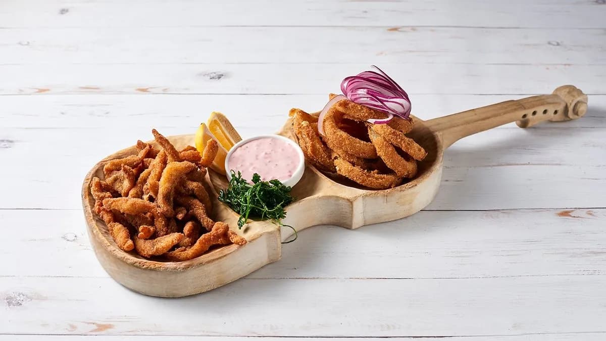 Haltepertő rántott hagymakarikával, remulade mártásssal