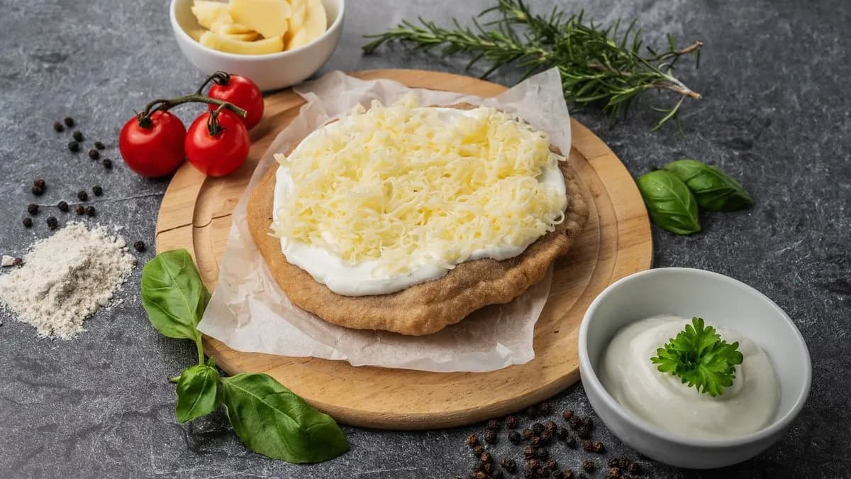 Sajtos-tejfölös lángos - LM