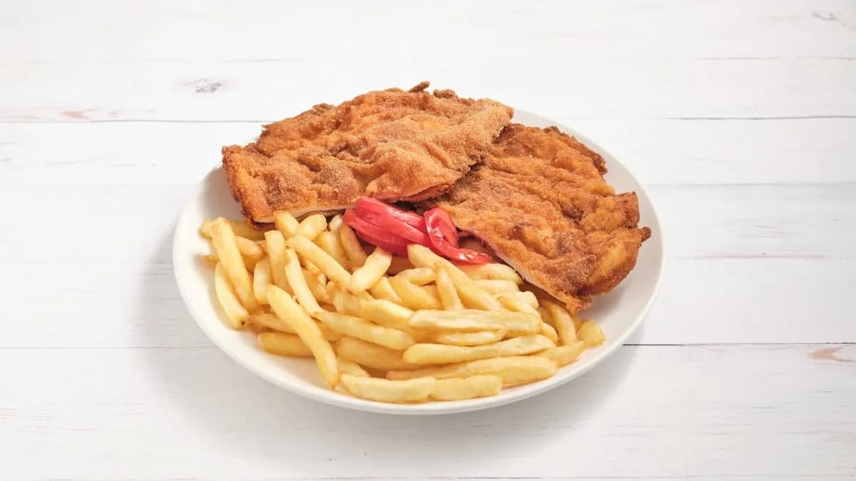 Rántott csirkemell körettel