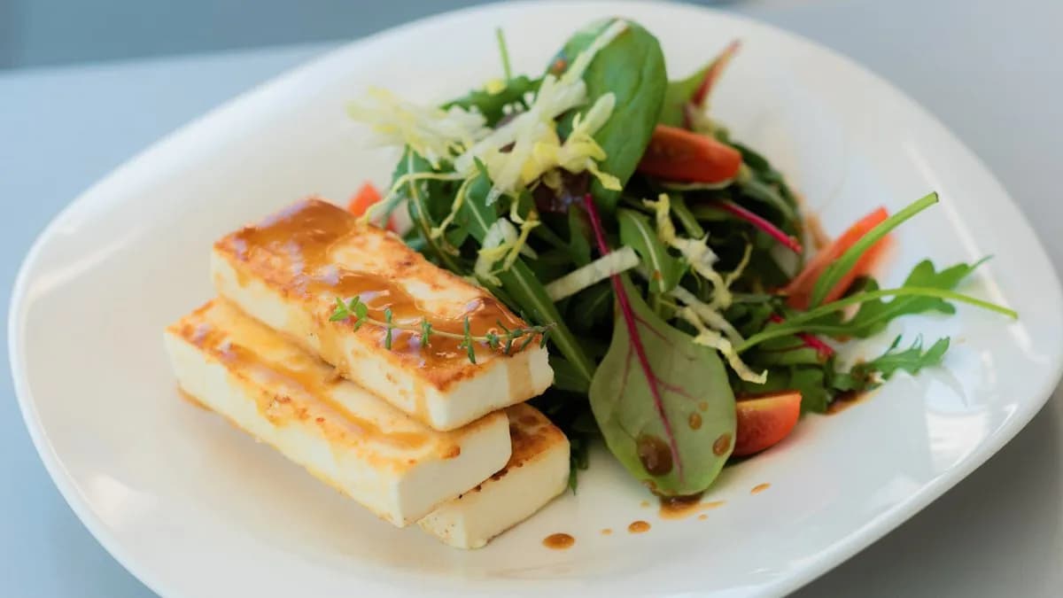 Grillezett fetasajt saláta