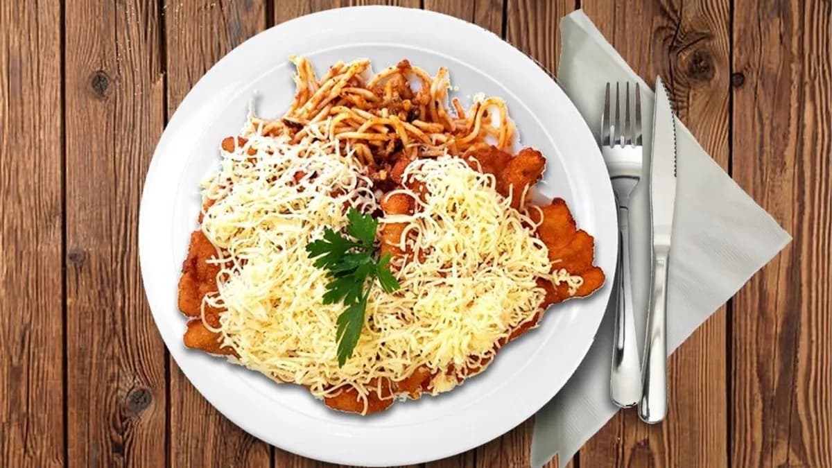 Bolognai spagetti + 1 szelet rántott karajjal,reszelt sajttal