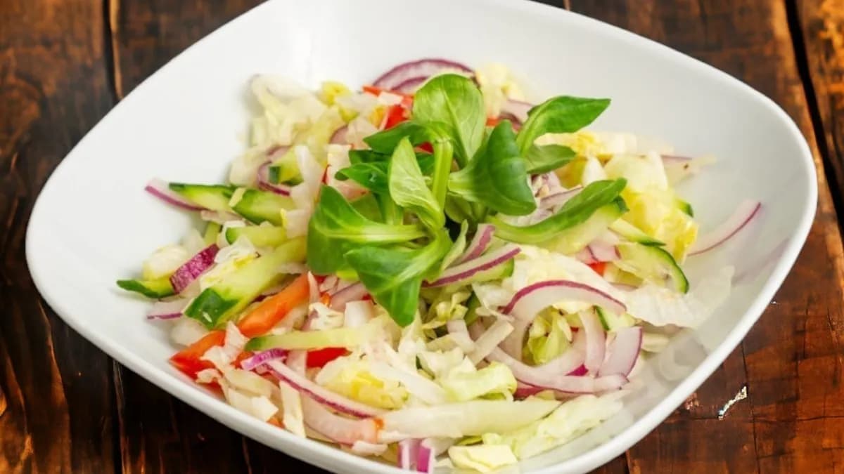 Friss kevert saláta,-balzsamkrémes -olívás öntettel ;