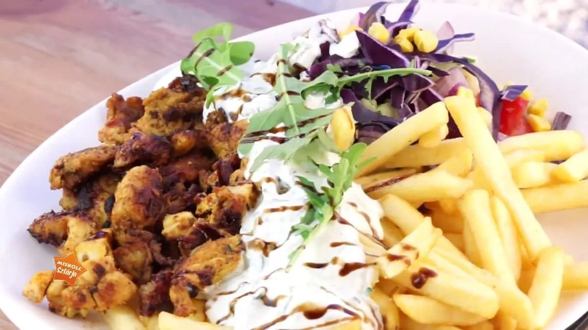 Házi csirke Gyros hasábburgonyával,friss salátával,pirított pita,fűszeres öntet