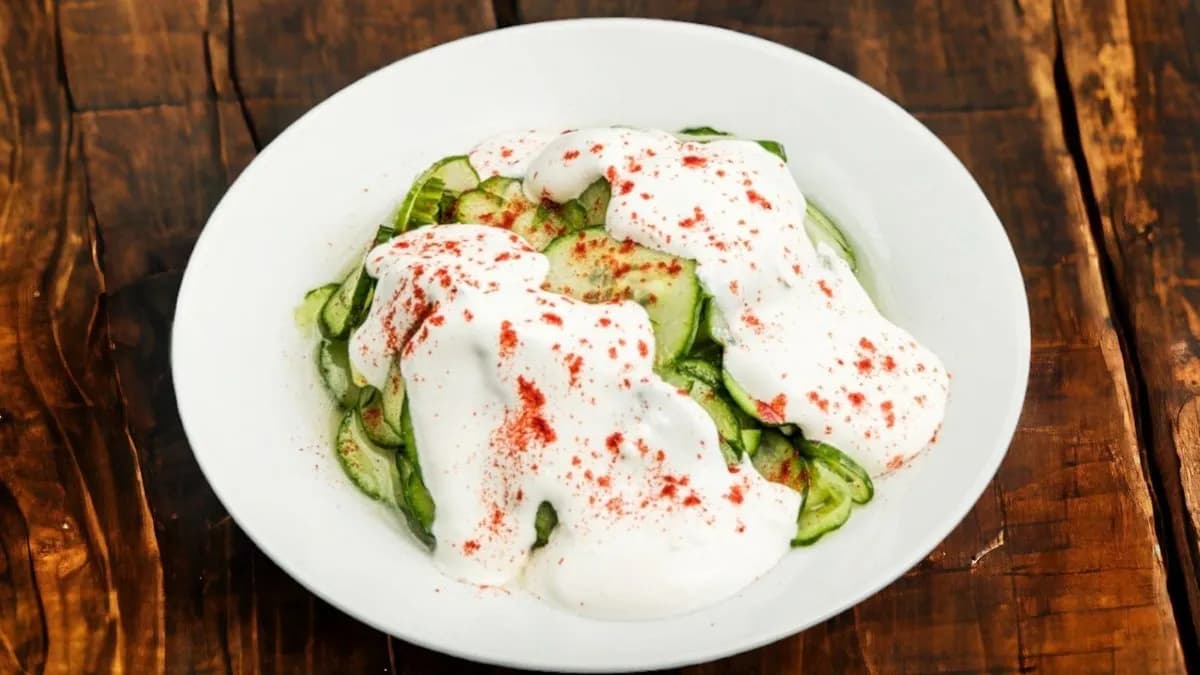 Tejfölös uborka saláta