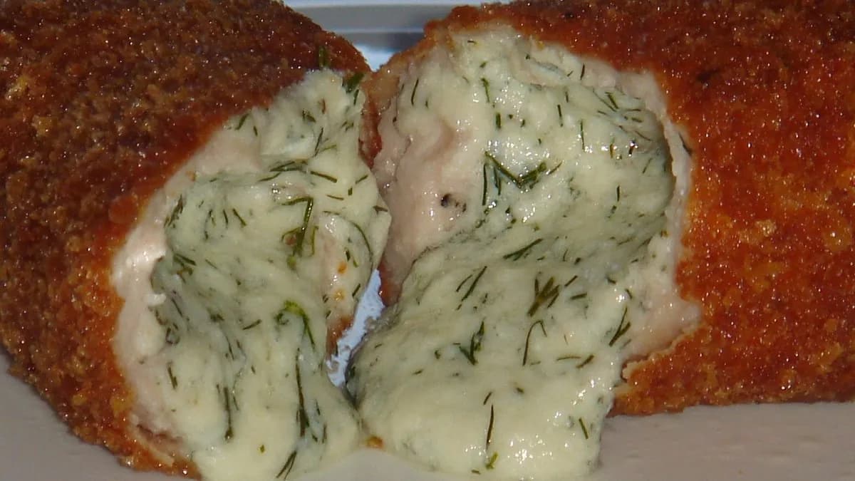 Kapros juhtúróval töltött csirkemellfilé rántva, párolt rizzsel