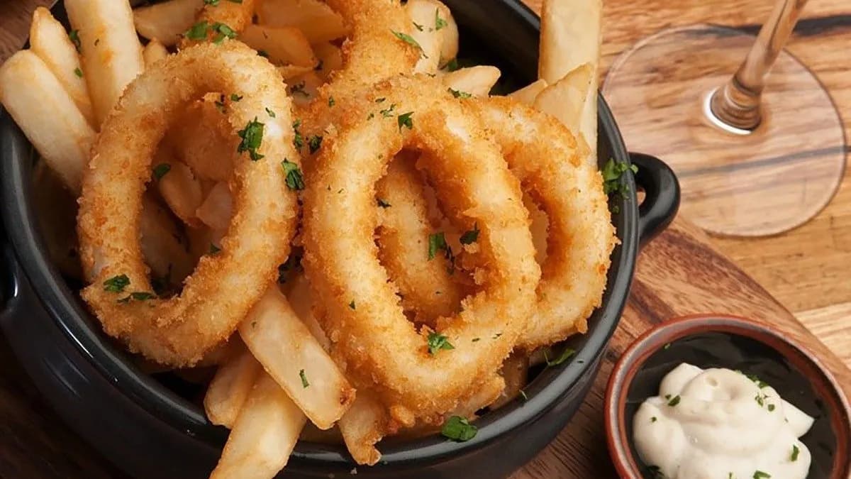 Rántott hagymakarikák (12 db)  hasábburgonyával, tartármártással