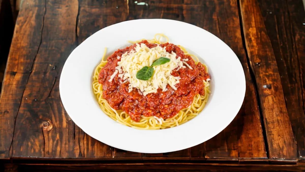 Bolognai spagetti reszelt sajttal