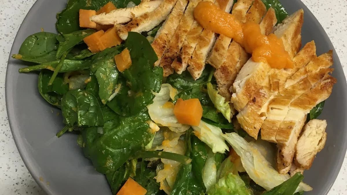 Édesburgonyapesto-s spenótsaláta grillezett csirkemell csíkokkal, magvakkal