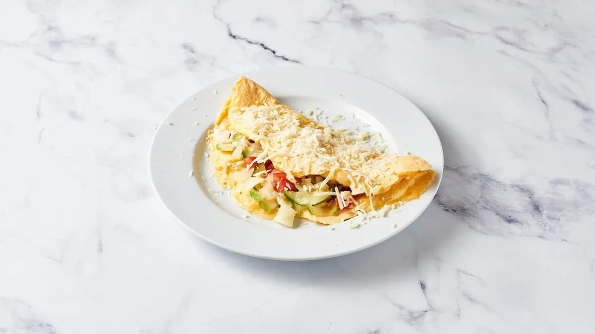 Omlett sajttal és zöldségekkel