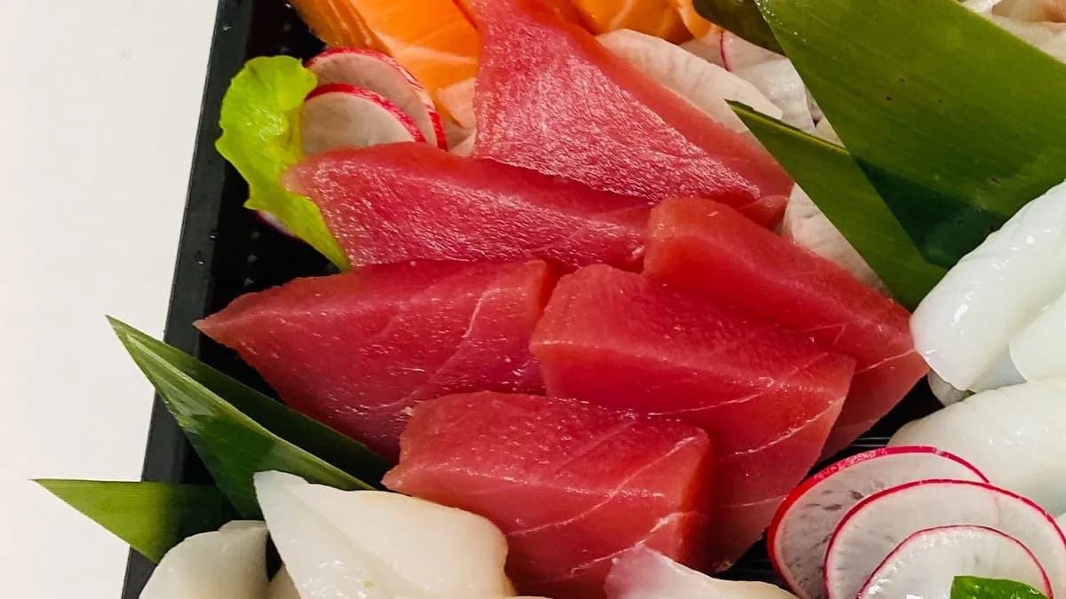 Tuna sashimi（マグロ刺身） 5-6db