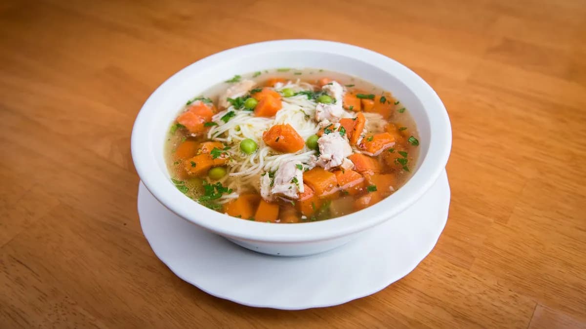 Húsleves finommetélttel, hússal és zöldséggel (nagy adag)