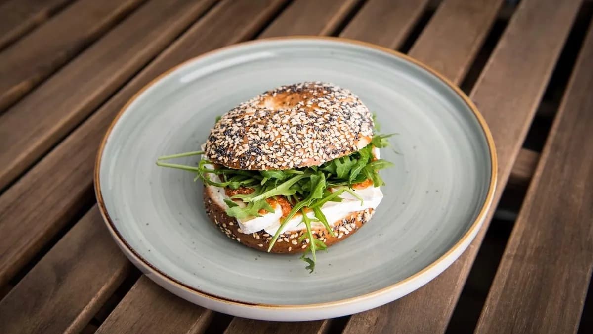 Brie-vörös pestos bagel