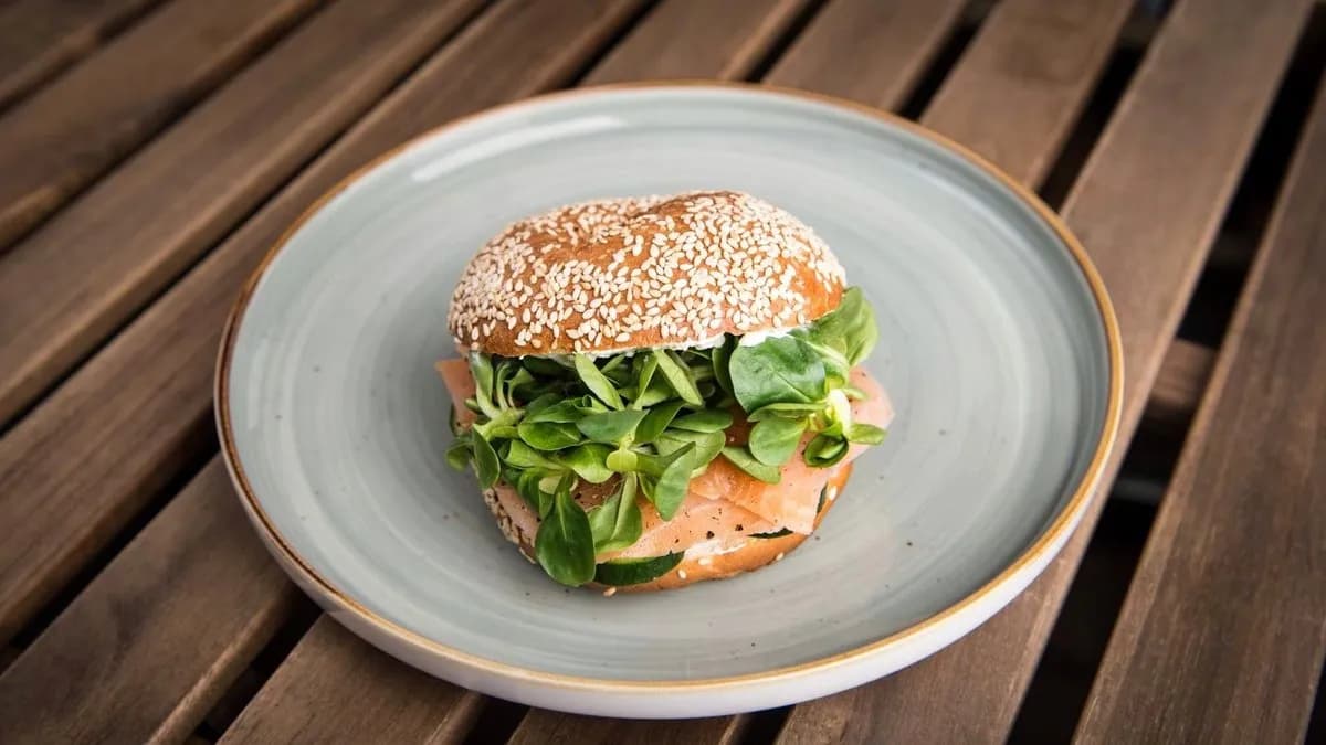 Füstölt lazacos bagel