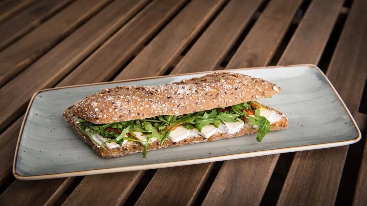 Brie-vörös pestos bagett