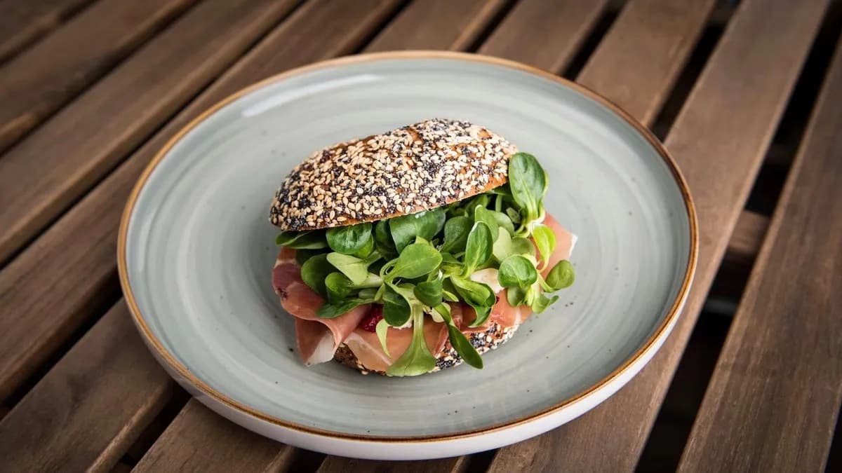 Prosciutto crudos bagel