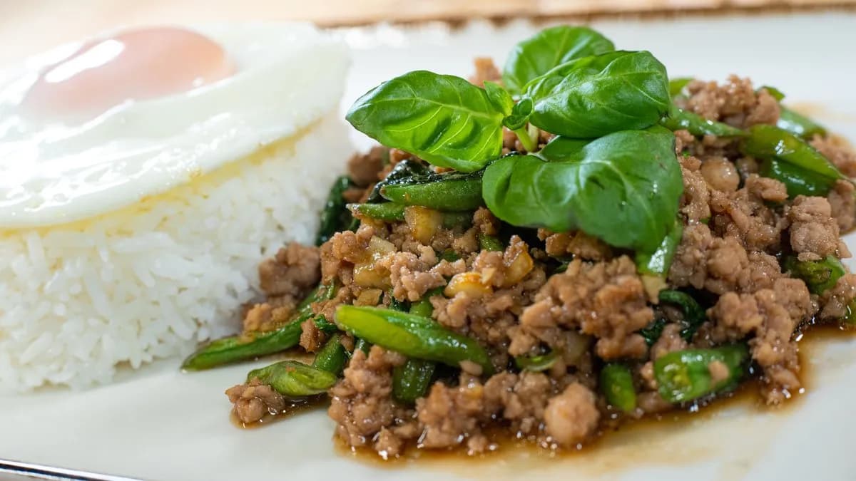 Csirke vagy sertés bazsalikommal