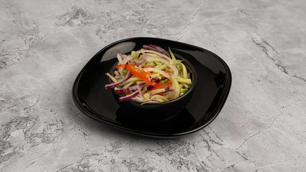 Uborkás, paradicsomos, hagymás vegyes saláta