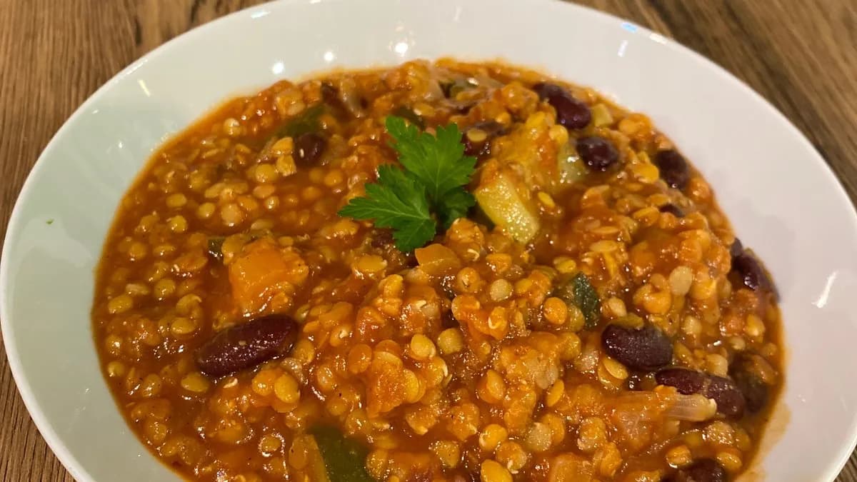 Cukkinis babos vöröslencse ragu