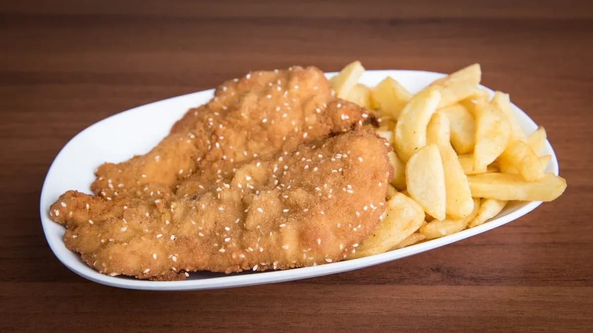 Rántott csirke körettel