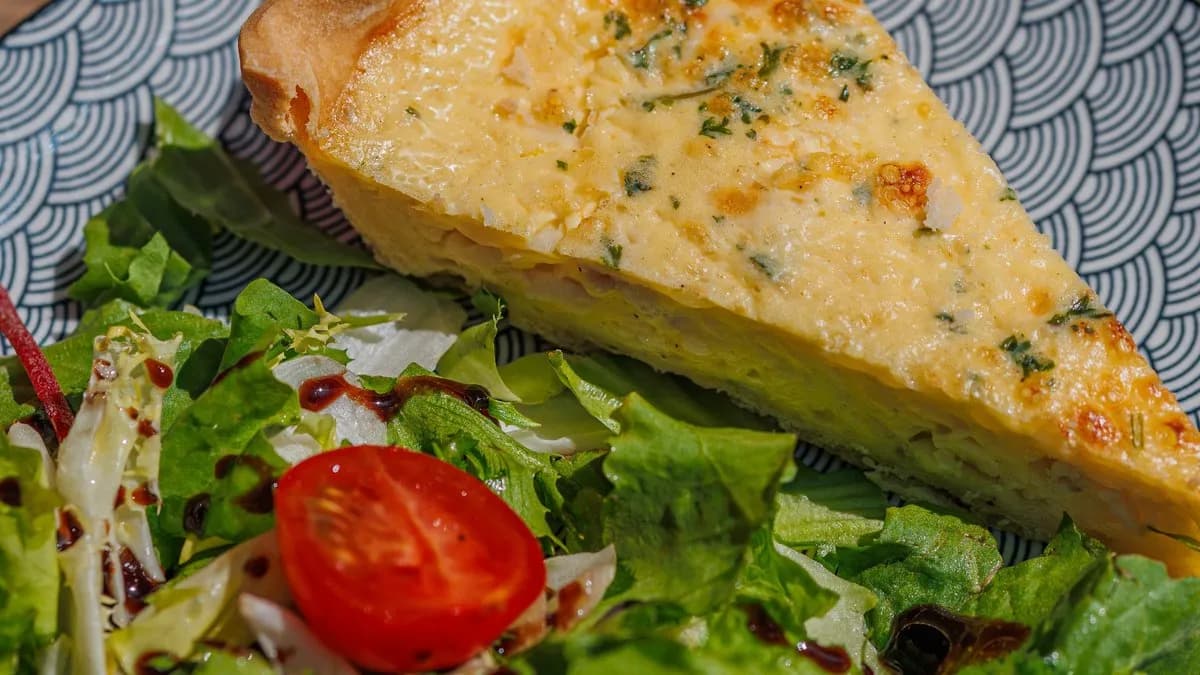 Vegetáriánus quiche salátával