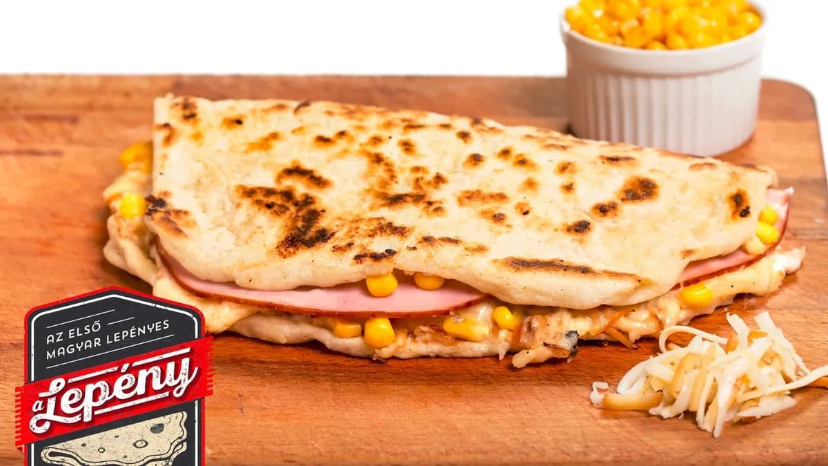 Sült csirkemell-sonkás lepény salátával