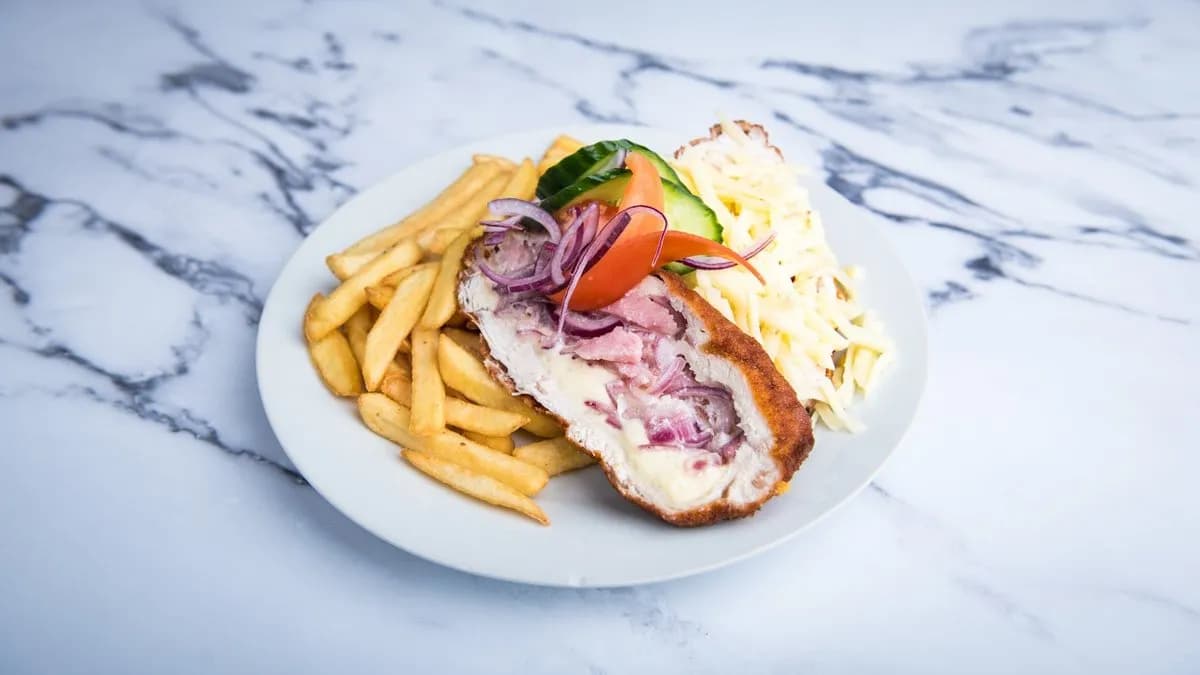 Füstölt csülökkel, hagymával, sajttal töltött csirkemell rántva,hasábburgonyával