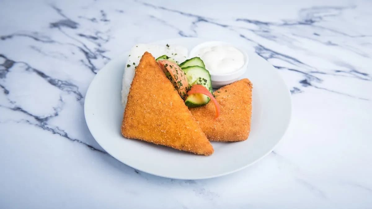 Rántott sajt rizzsel, tartárral