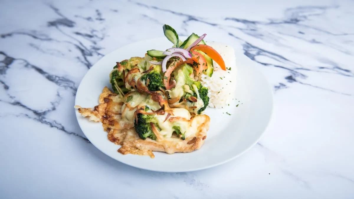 Natúr csirkemell brokkolival, sajttal, füstölt sajttal, rizzsel