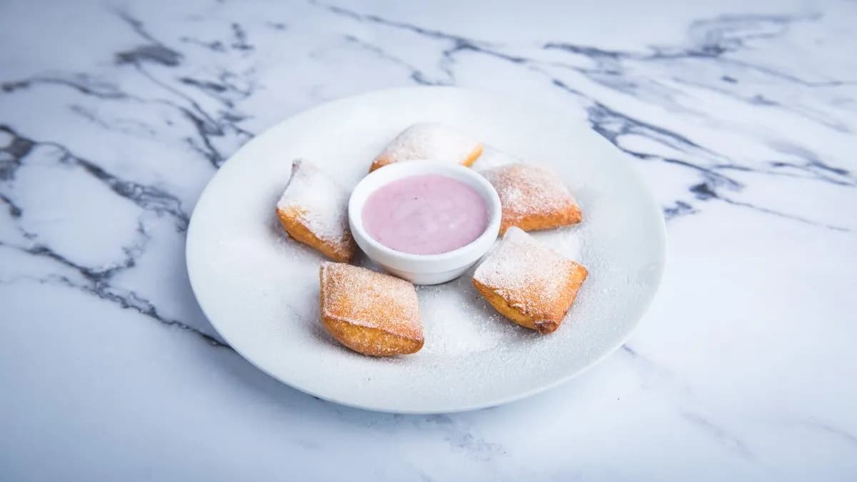 Sült túrós derelye joghurtos erdei gyümölcs öntettel 5 db