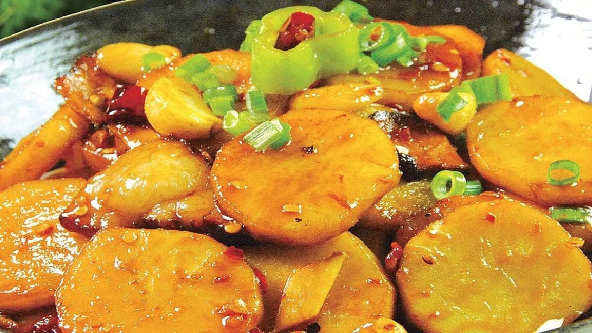 608.Csípős burgonyaszirom mini bográcsban/potato chips with pepper