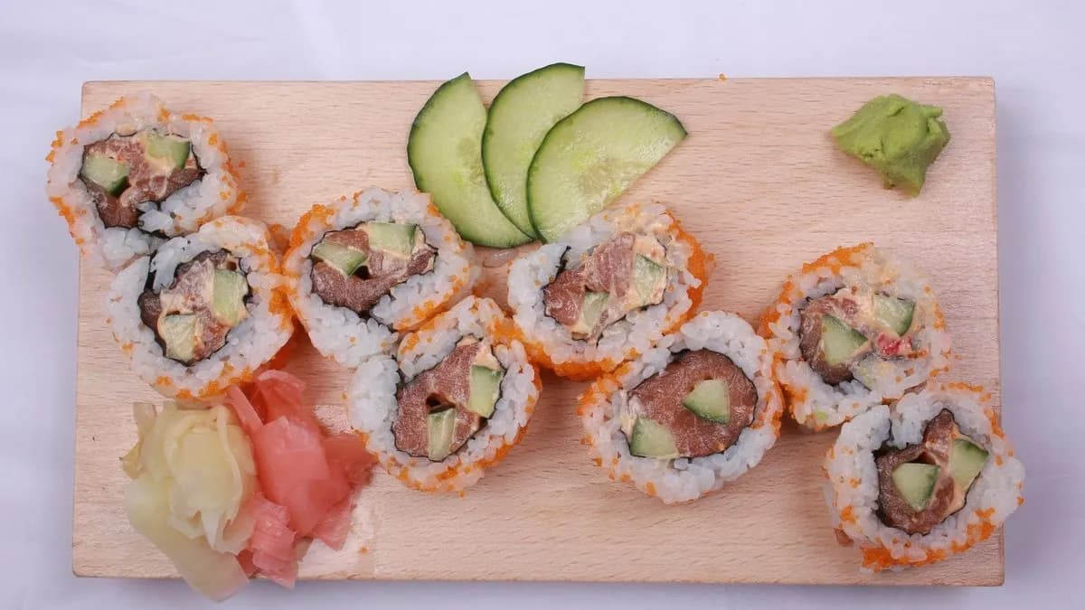 SPICY SALMON URAMAKI