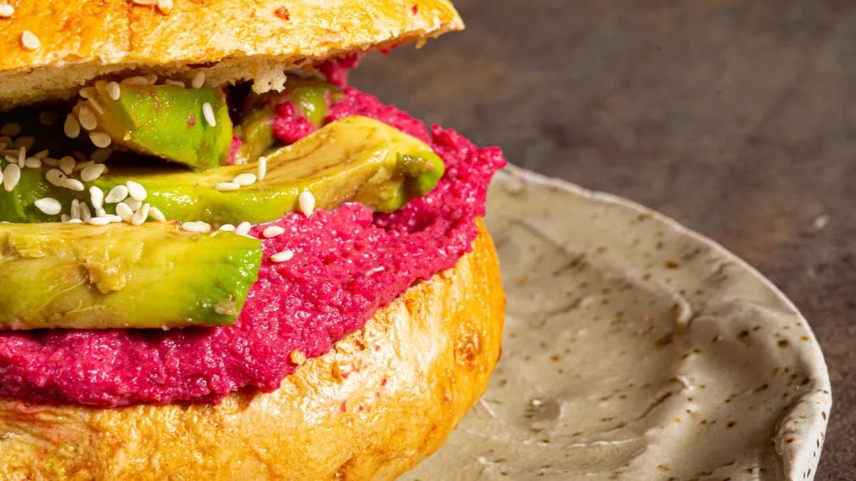 Vegán Céklás Hummusz & Avokádó Bagel - TOP Coyote kedvenc