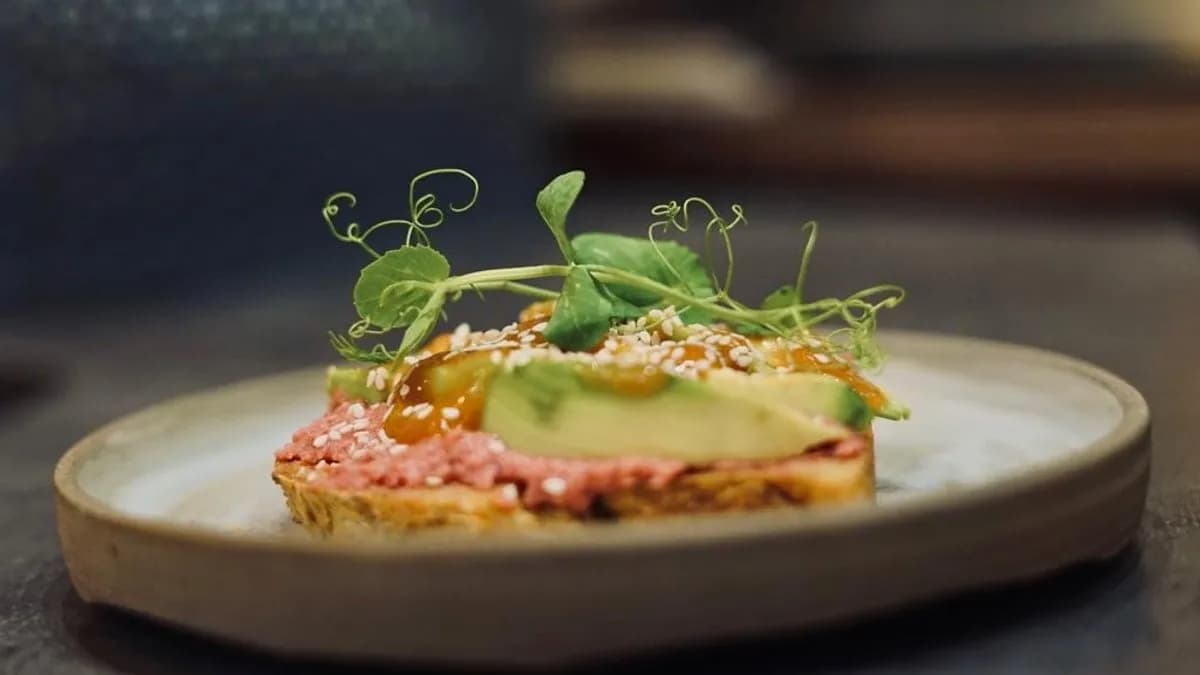 Vegán Céklás Hummusz & Avokádó Szelet Gluténmentes kenyéren