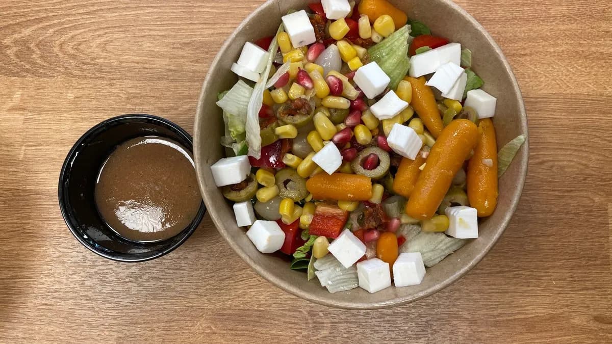 Mediterrán vegán saláta