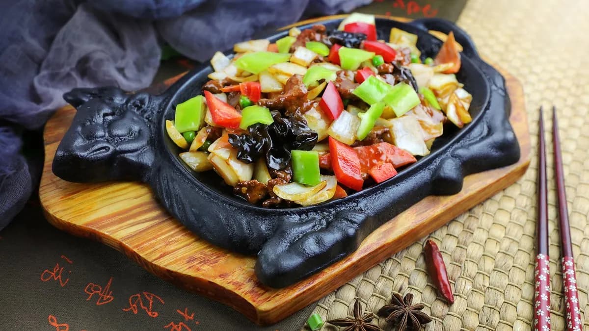 Vaslapon sült marhahús zöldségekkel