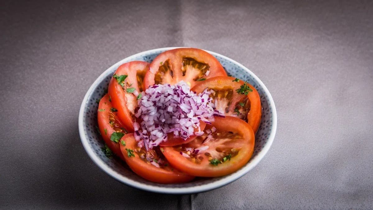 Hagymás paradicsomsaláta