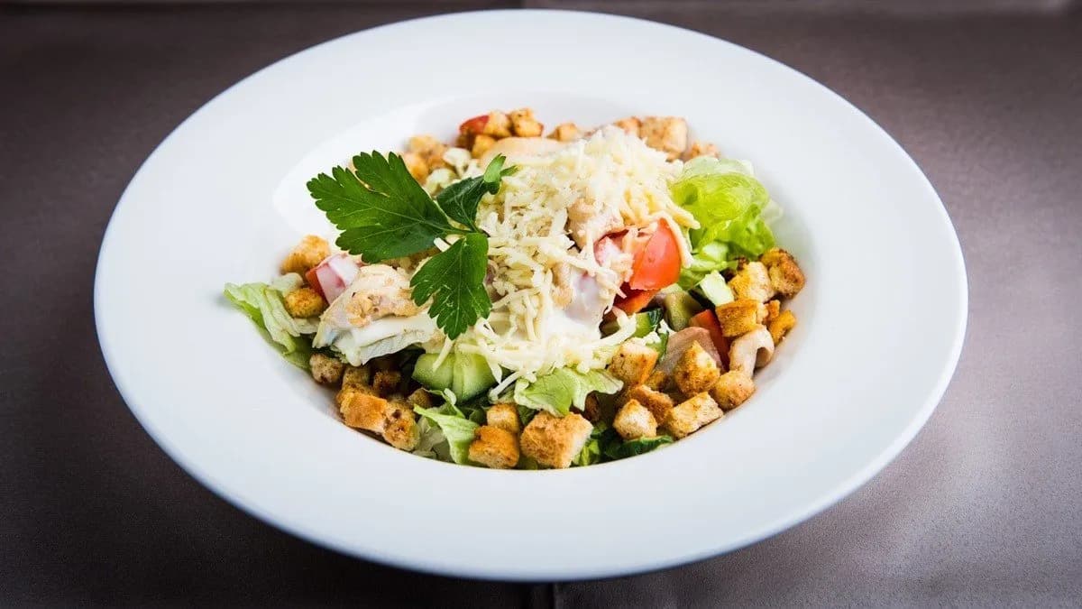 Cézár saláta pirított csirkemell csíkokkal