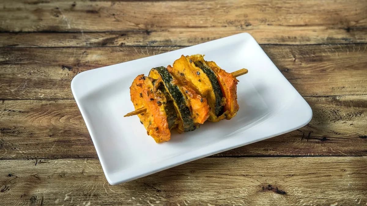 Indiai feketeszámos bundában sült tofu saslik répával és cukkinivel