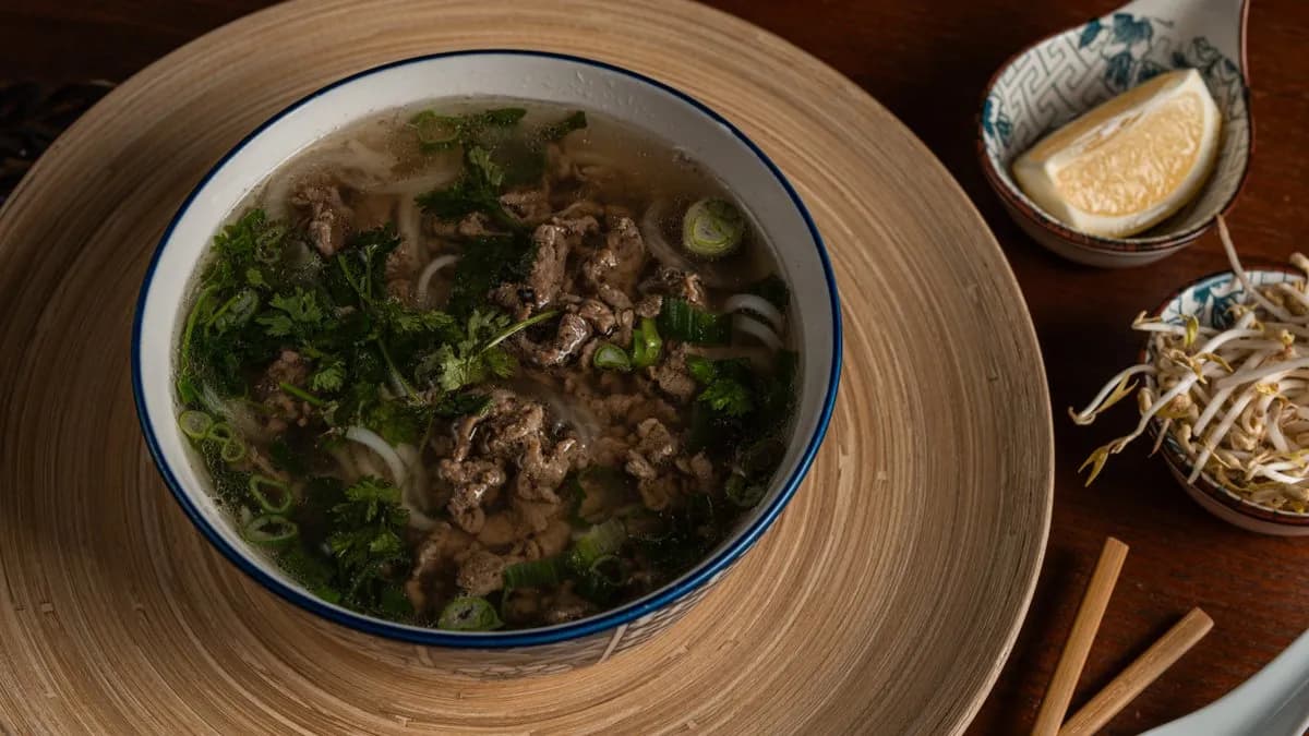 Nagy Pho leves fokhagymás sült marhahússal - B2