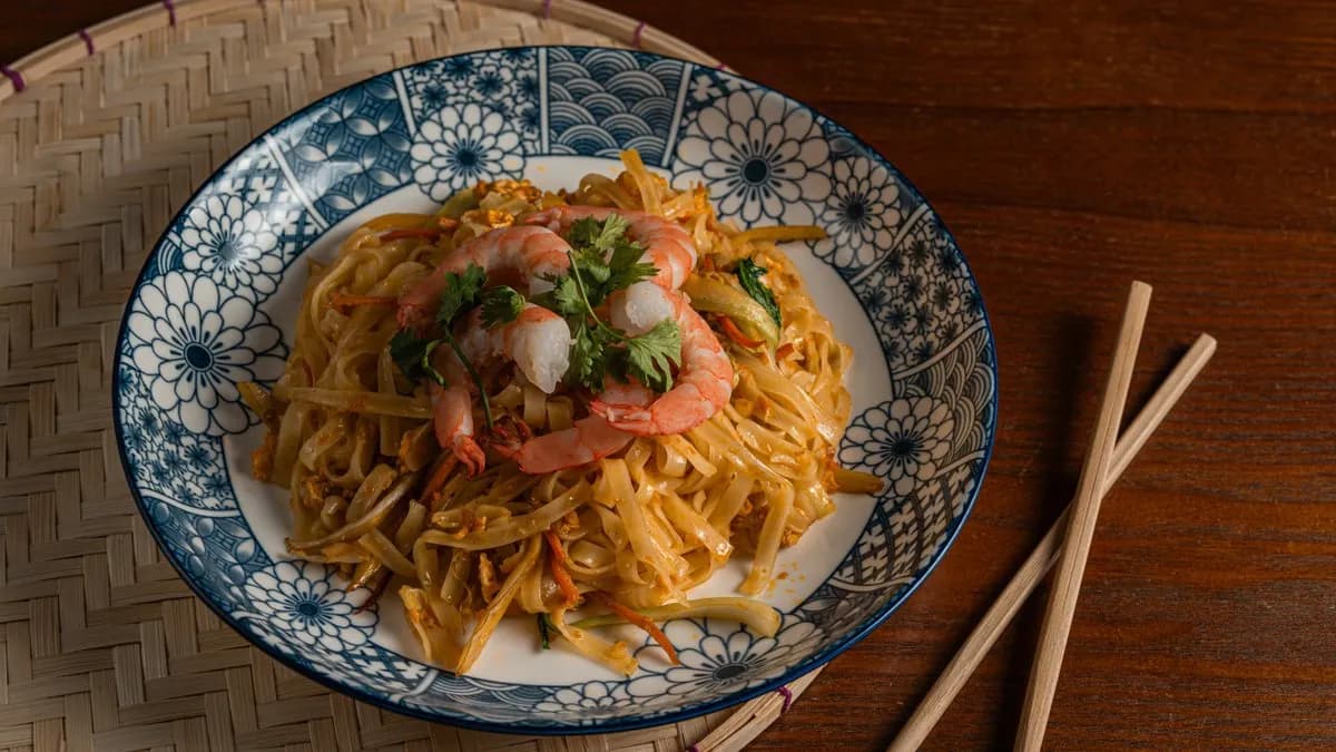 Wokban sült pho rizstészta garnélarákkal - C6